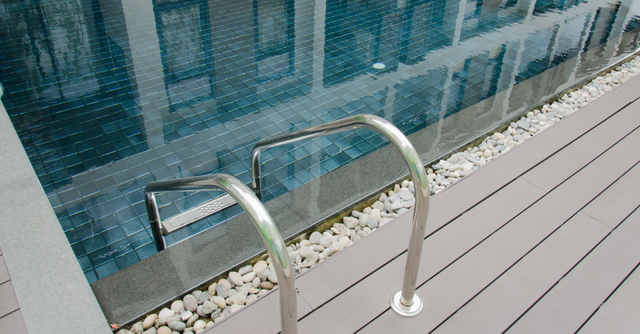 Descubre la mejor tarima para tu piscina