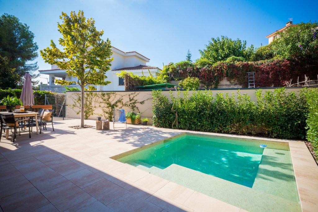 Reforma el jardín y la piscinas de tu chalet