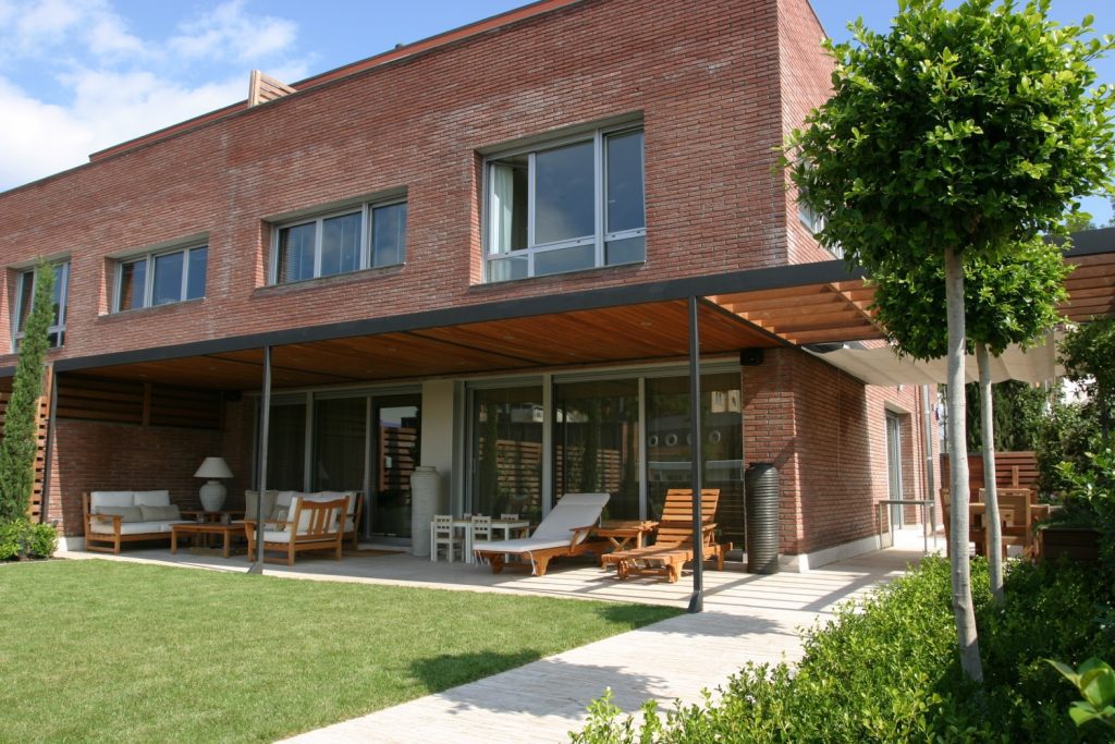 diseño de exteriores con toldos, velas y pérgolas